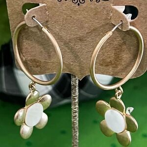 NWT Southern Living Gold Hoops with White & Gold Flower #J3